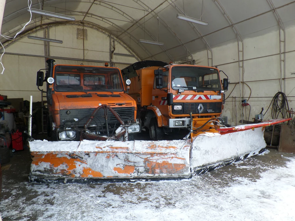 Z lewej Unimog, czyli pojazd do zadań specjalnych - idealny na wąskie drogi