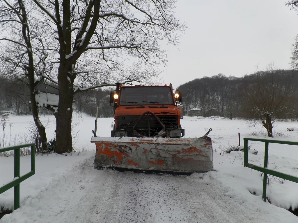 Przeprawa przez most nie należy do najłatwiejszych - Unimog ledwie się na nim zmieścił