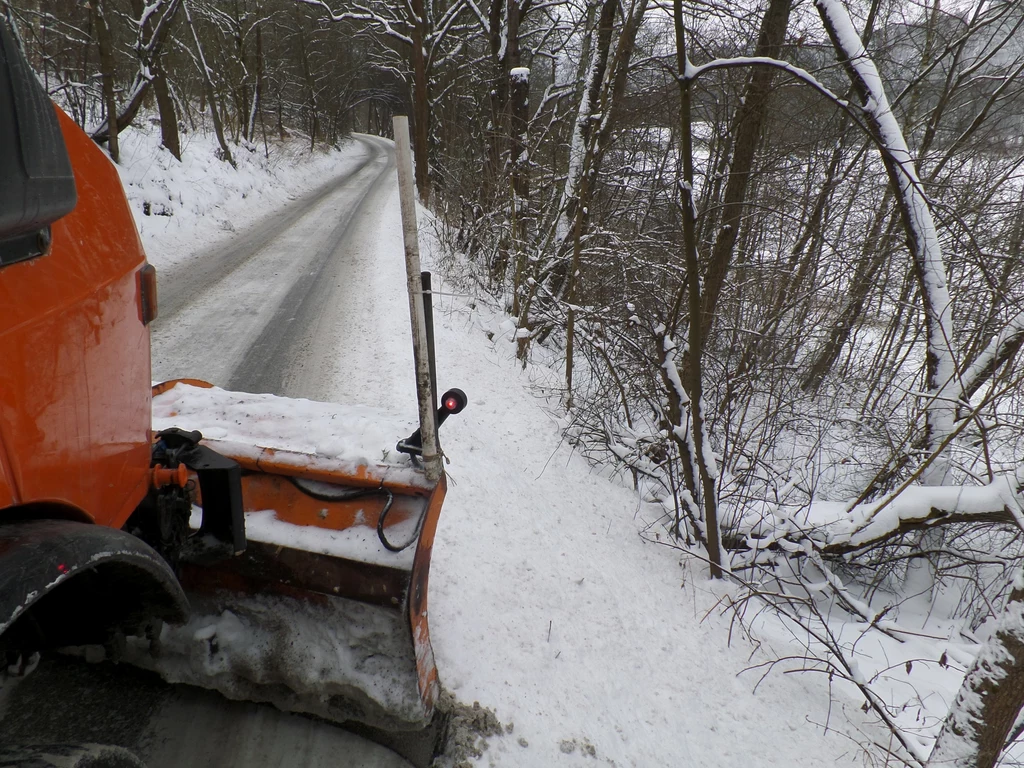 Unimog z opuszczonym pługiem - średnia prędkość przejazdu wynosi od 18 do 24 km/h