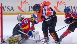 Hokeista JKH GKS-u Jastrzębie Damian Kapica strzela na bramkę Bartłomieja Niesłuchowskiego z Podhala Nowy Targ