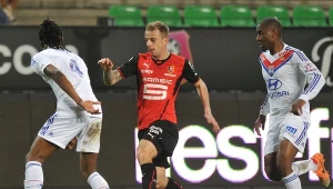 Kamil Grosicki (w środku) w meczu z Olympique Lyon