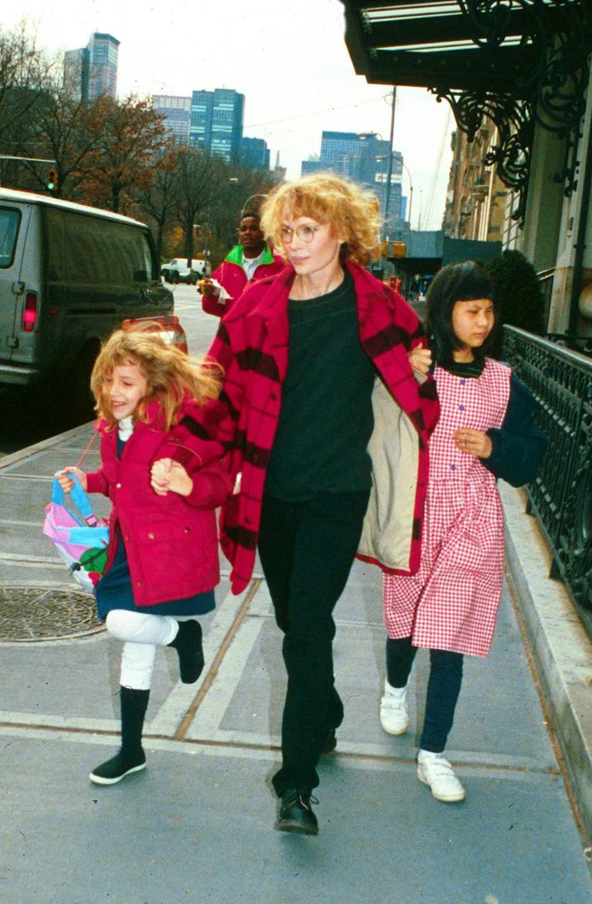 Mia Farrow z małą Dylan (L) Mia Farrow z małą Dylan (L)