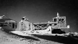 Obserwatorium na górze Pop Iwan - widok zimowy