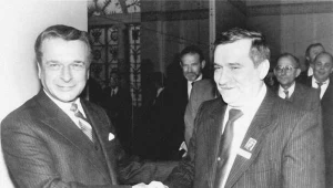 Gen. Czesław Kiszczak wita Lecha Wałęsę przed rozpoczęciem obrad Okrągłego Stołu