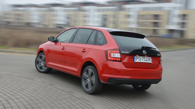 Wydłużona i zachodząca aż na pokrywę bagażnika tylna szyba dodaje Spacebackowi sporo oryginalności. Wydłużona i zachodząca aż na pokrywę bagażnika tylna szyba dodaje Spacebackowi sporo oryginalności.