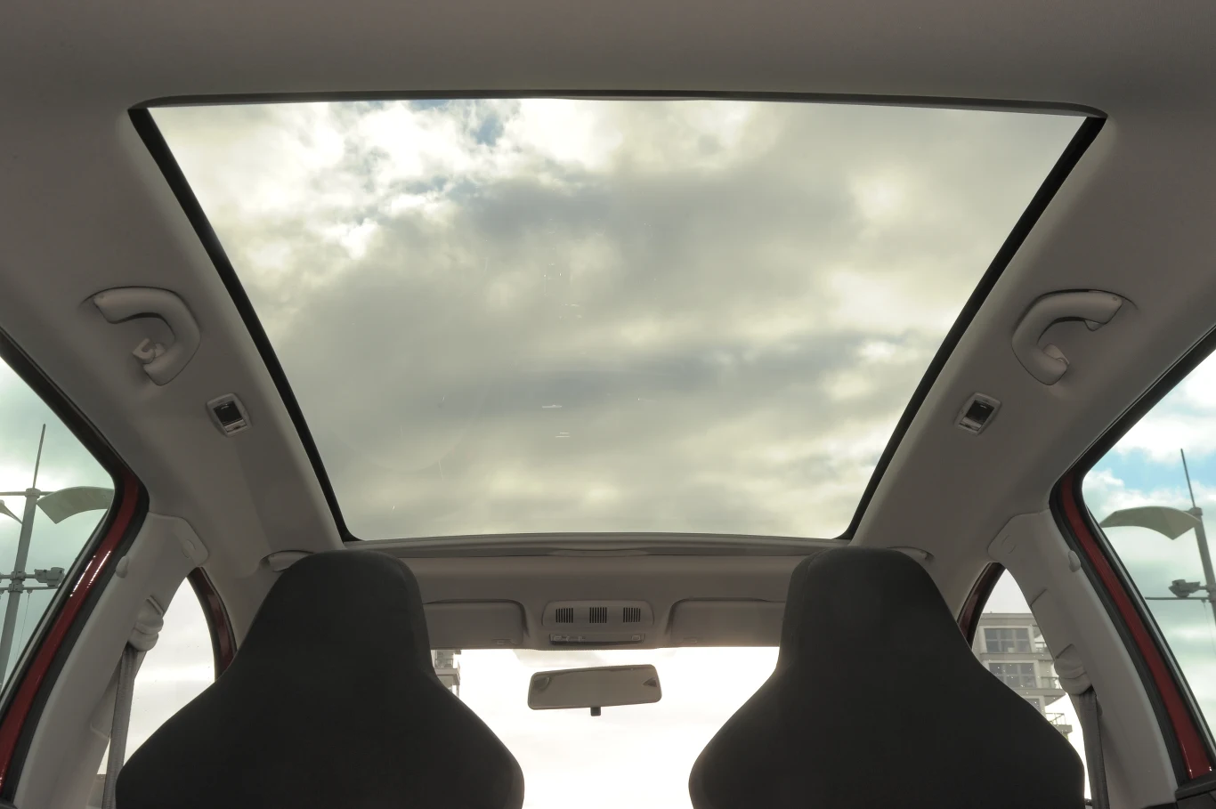 Wielki szklany dach to część pakietu Style (dopłata 4600 zł). Wielki szklany dach to część pakietu Style (dopłata 4600 zł).