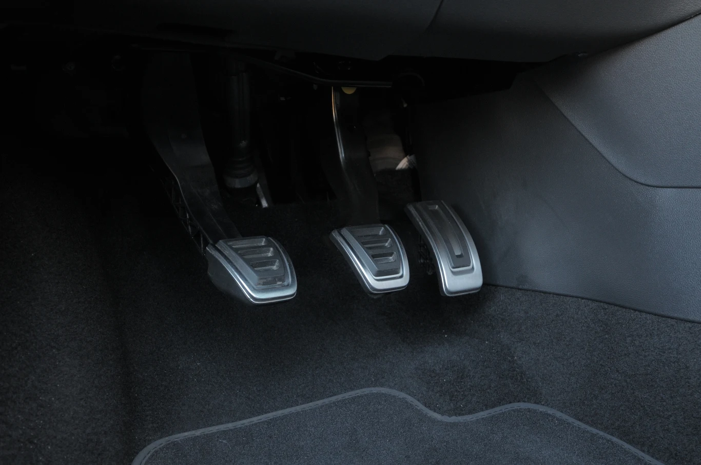 Aluminiowe nakładki pedałów otrzymuje się w zestawie ze sportowymi fotelami. Aluminiowe nakładki pedałów otrzymuje się w zestawie ze sportowymi fotelami.