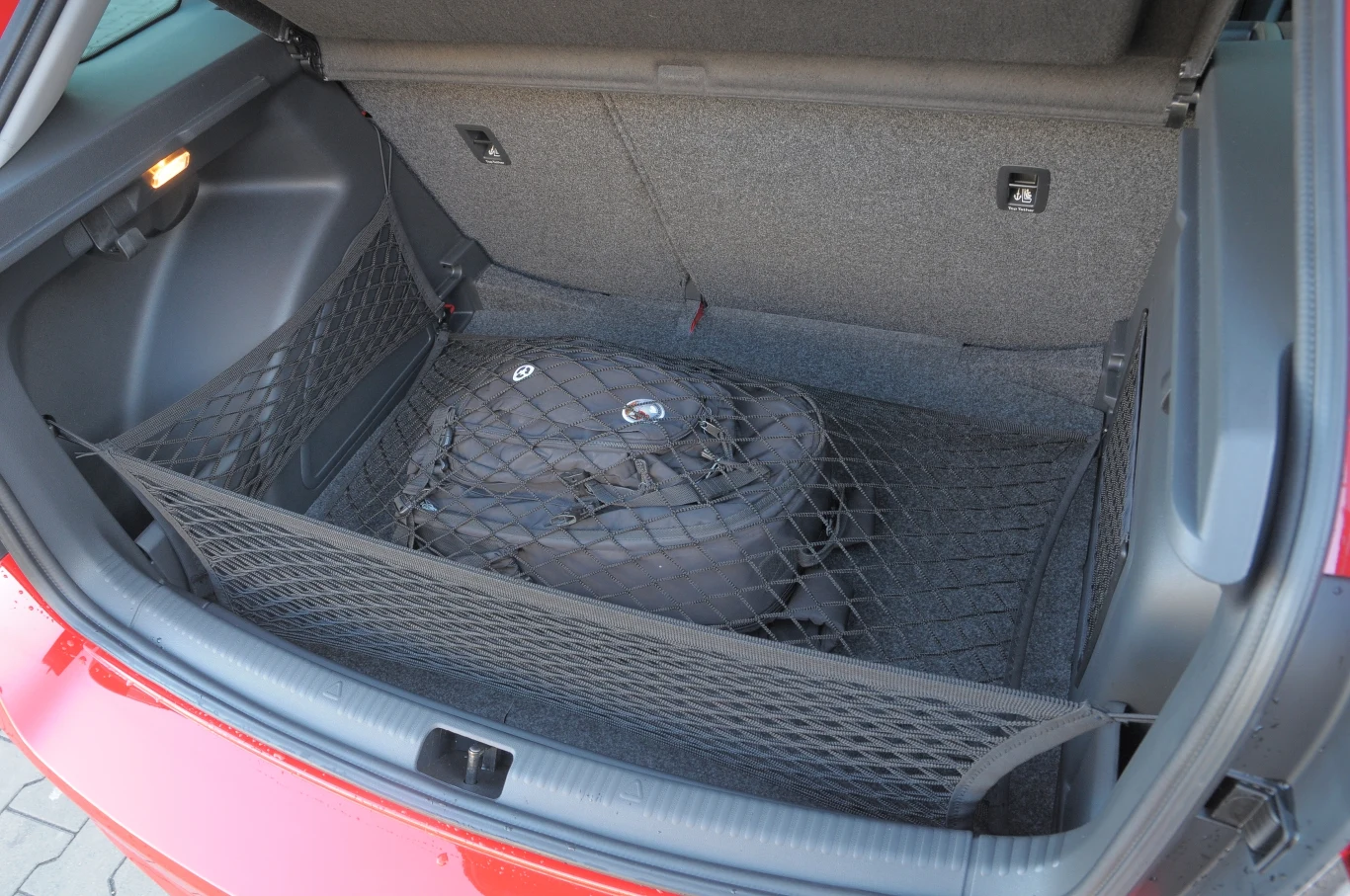 Zestaw praktycznych siatek mocujących bagaż jest seryjny w topowej wersji wyposażeniowej. Zestaw praktycznych siatek mocujących bagaż jest seryjny w topowej wersji wyposażeniowej.