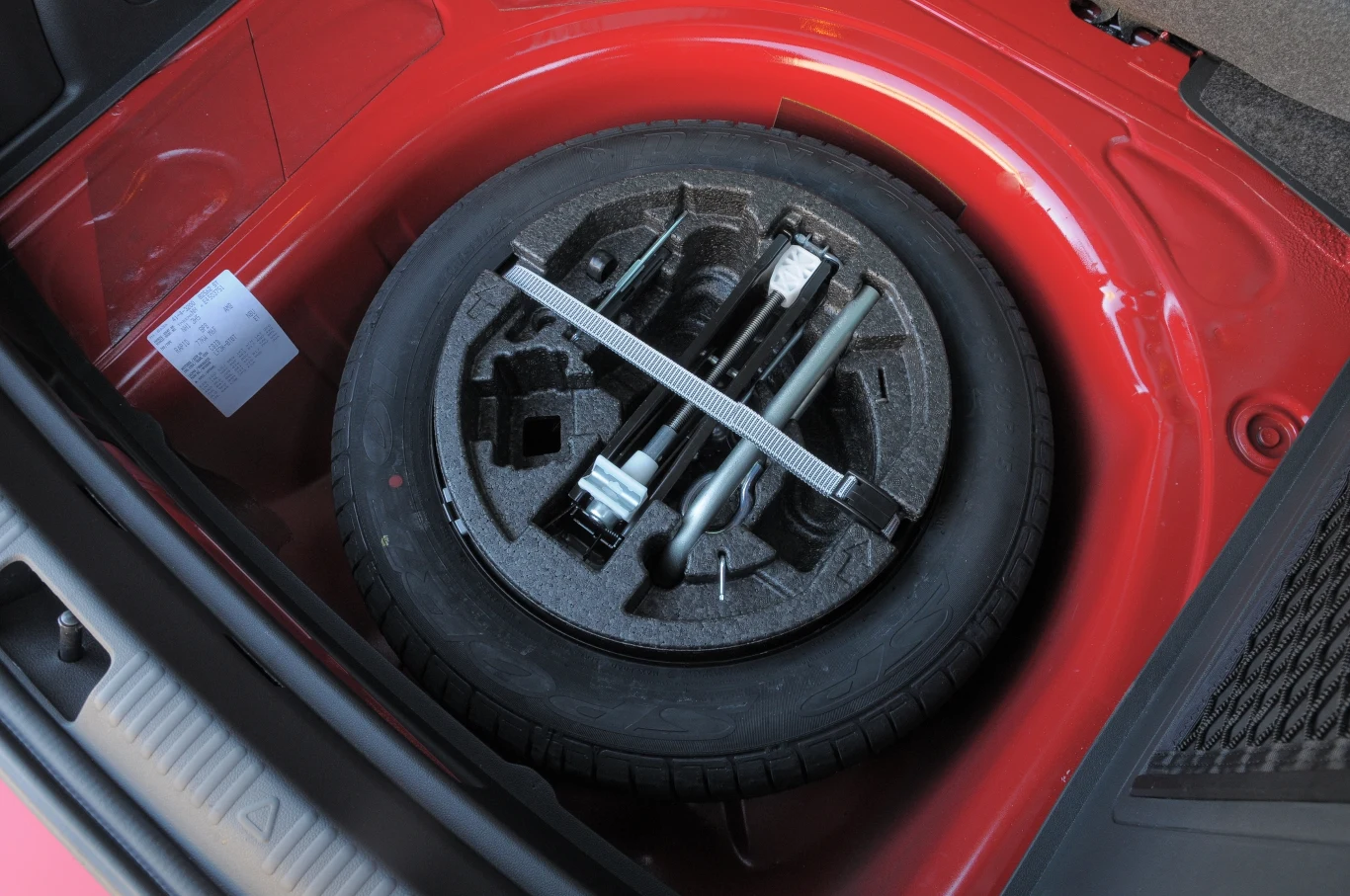 Standardem jest zestaw naprawczy. Koło zapasowe kosztuje 300 zł (pełnowymiarowe dla felg 15'', dojazdowe dla 16- i 17-calowych) Standardem jest zestaw naprawczy. Koło zapasowe kosztuje 300 zł (pełnowymiarowe dla felg 15'', dojazdowe dla 16- i 17-calowych)