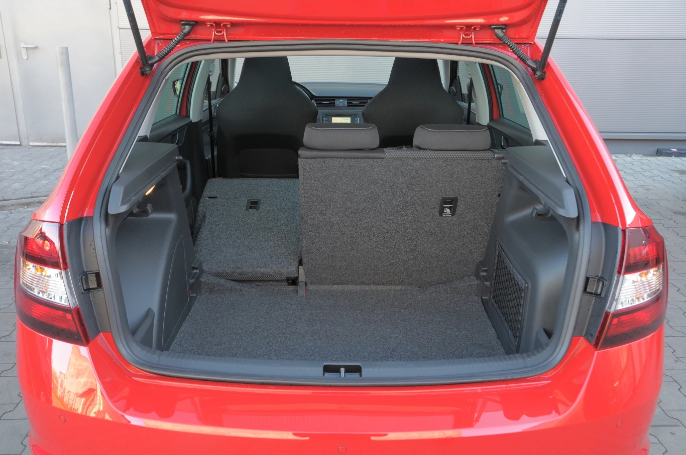 Bagażnik Sportbacka mieści niezłe 415 l. Po złożeniu kanapy rośnie do 1380 l (o 110 mniej niż liftback). Bagażnik Sportbacka mieści niezłe 415 l. Po złożeniu kanapy rośnie do 1380 l (o 110 mniej niż liftback).