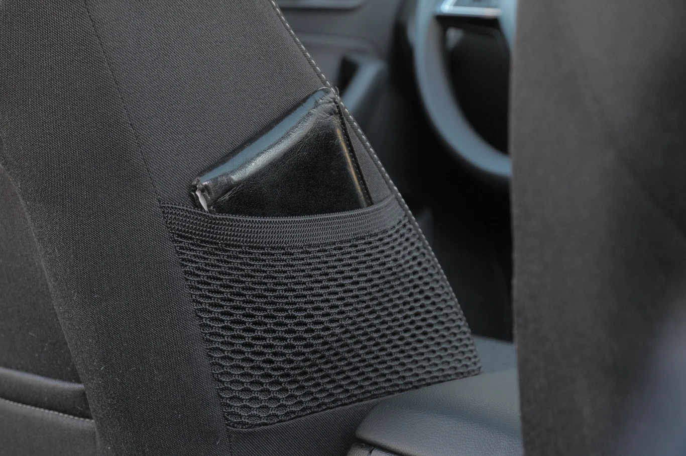 ...który oprócz niego obejmuje także przydatne siatki na drobiazgi na oparciach foteli. ...który oprócz niego obejmuje także przydatne siatki na drobiazgi na oparciach foteli.