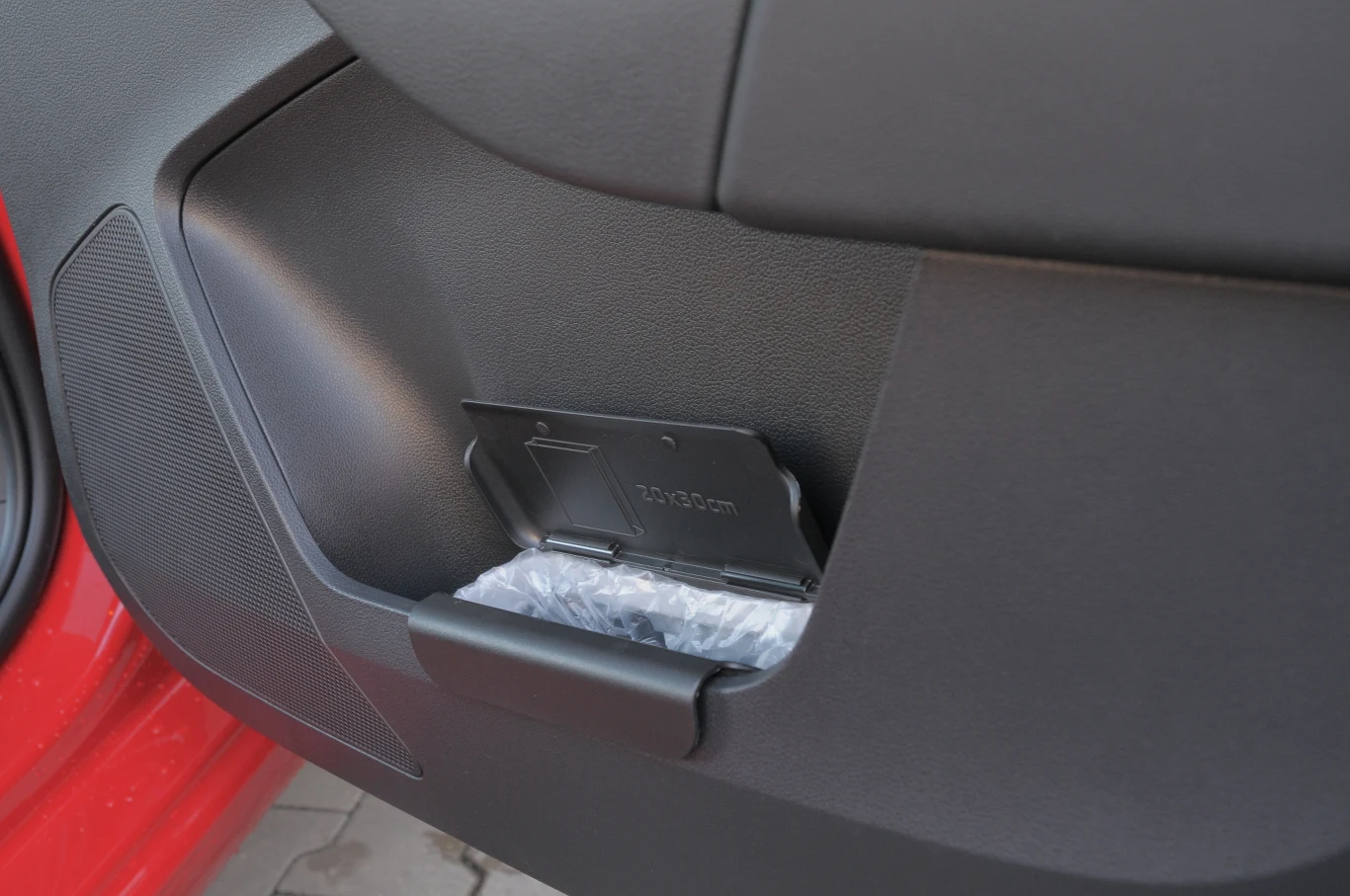 Pojemnik na śmieci montowany w jednej z kieszeni w drzwiach to część pakietu Simply Clever... Pojemnik na śmieci montowany w jednej z kieszeni w drzwiach to część pakietu Simply Clever...