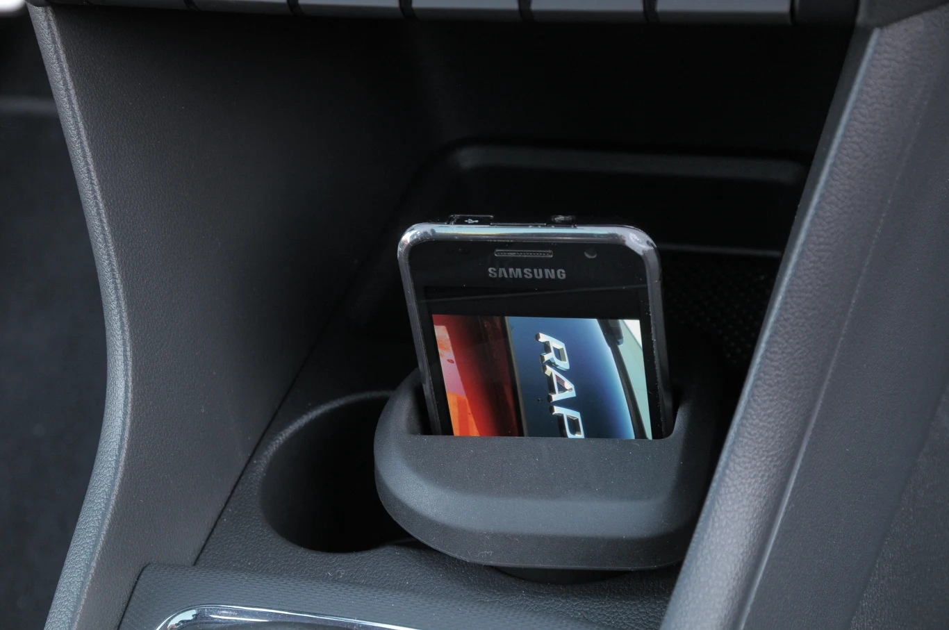 Telefon można odłożyć do specjalnej gumowej wkładki do uchwytu na napoje. Telefon można odłożyć do specjalnej gumowej wkładki do uchwytu na napoje.