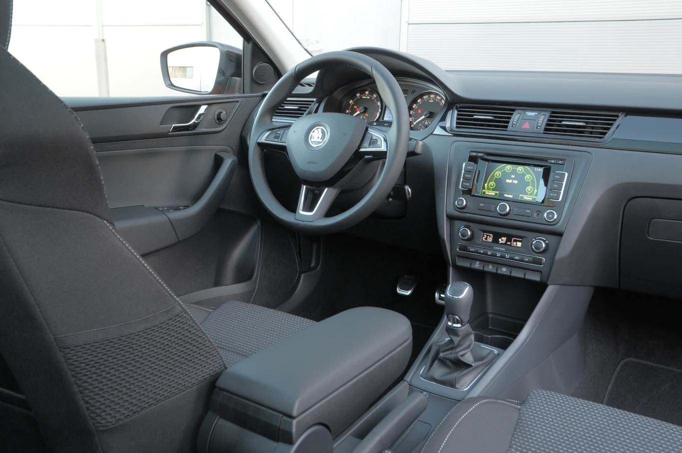 Czytelny, porządnie zmontowany i bardzo łatwy w obsłudze kokpit Rapida. „Kolorystyka” jest dość ponura, ale można wybrać czarno-beżowe wykończenie. Tylko czy plastiki muszą być aż tak twarde? Czytelny, porządnie zmontowany i bardzo łatwy w obsłudze kokpit Rapida. „Kolorystyka” jest dość ponura, ale można wybrać czarno-beżowe wykończenie. Tylko czy plastiki muszą być aż tak twarde?