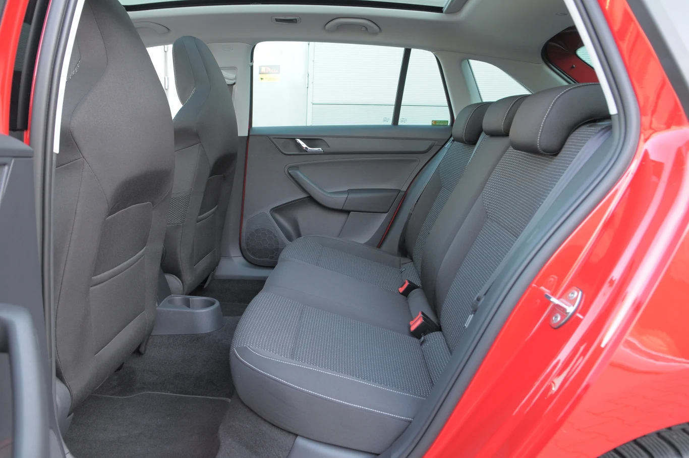 W tylnej części jest dużo miejsca – zarówno na nogi, jak i głowy pasażerów. Jedyną niedogodnością jest niezbyt duża szerokość kabiny (trzem dorosłym osobom będzie tu ciasno). W tylnej części jest dużo miejsca – zarówno na nogi, jak i głowy pasażerów. Jedyną niedogodnością jest niezbyt duża szerokość kabiny (trzem dorosłym osobom będzie tu ciasno).