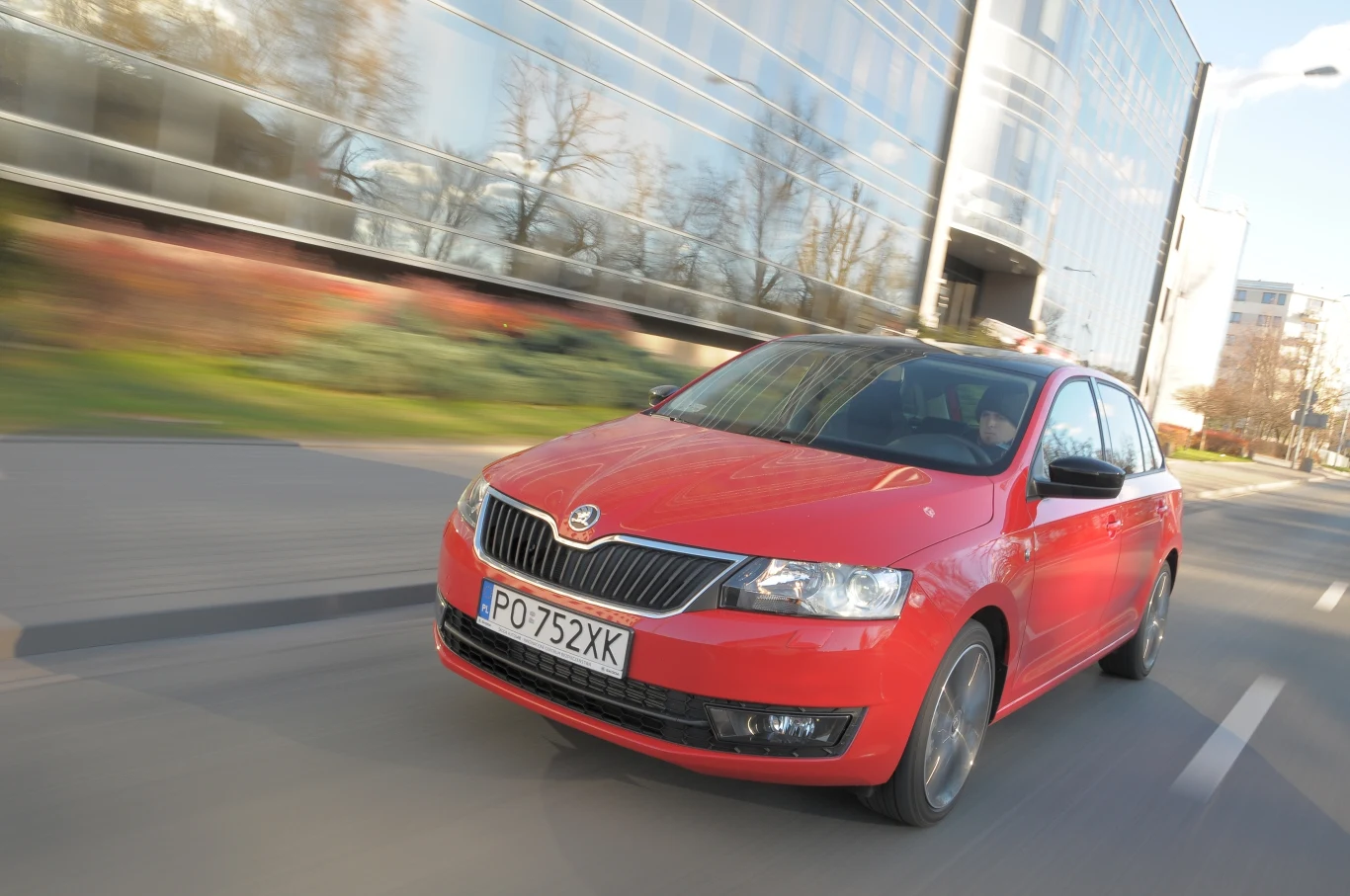Światła przeciwmgielne z czarnym wykończeniem i czarne lusterka też należą do pakietu Style. Światła przeciwmgielne z czarnym wykończeniem i czarne lusterka też należą do pakietu Style.