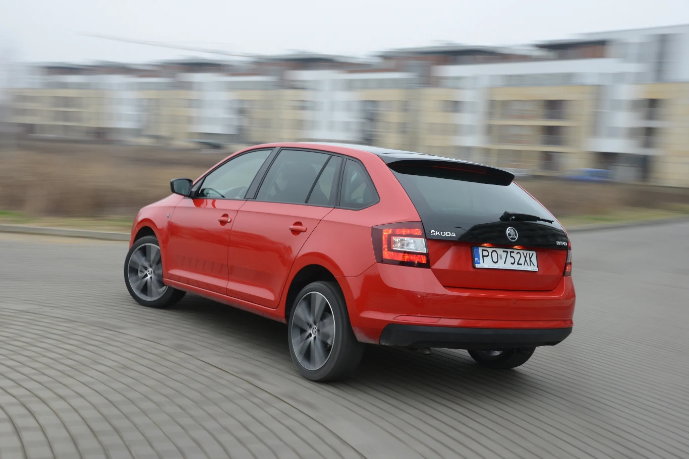 Wydłużona i zachodząca aż na pokrywę bagażnika tylna szyba dodaje Spacebackowi sporo oryginalności. Wydłużona i zachodząca aż na pokrywę bagażnika tylna szyba dodaje Spacebackowi sporo oryginalności.