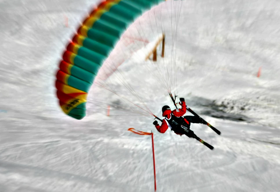 Speedflying jest świetną alternatywą dla tych, którzy poza szybką jazdą uwielbiają wykonywać na nartach przeróżne triki