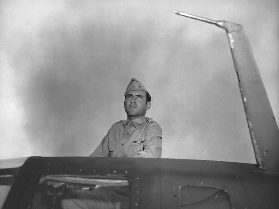 Louis Zamperini na pokładzie B-24D. Spędził 47 dni w tratwie na pełnym morzu, a później przeżył japoński obóz jeniecki Louis Zamperini na pokładzie B-24D. Spędził 47 dni w tratwie na pełnym morzu, a później przeżył japoński obóz jeniecki
