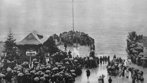 Zaślubiny Polski z morzem - generał Józef Haller rzuca pierścieć w Bałtyk, 10.02.1920 r.