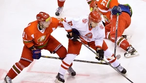 Paweł Dronia (C) atakowany przez Białorusina 