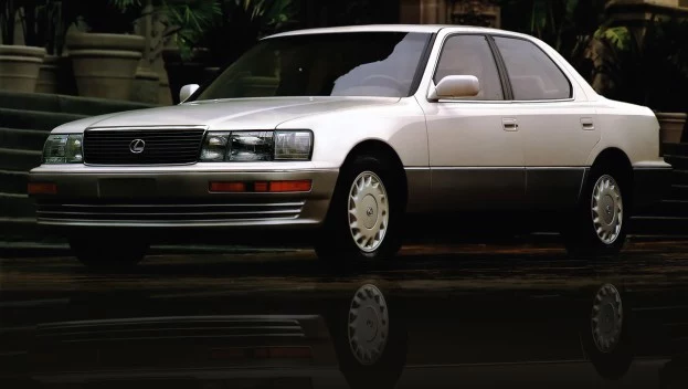 Lexus LS 400 miał pod maską jednostkę 4.0 V8 (245 KM).