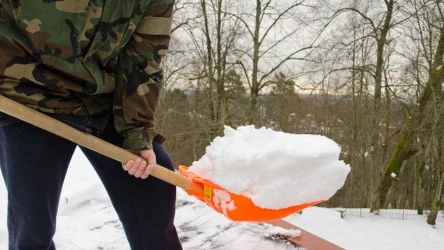Tak usuniesz lód i śnieg ze schodów