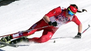 Justyna Kowalczyk dała z siebie wszystko w biegu łączonym i zajęła szóste miejsce. Mimo złamanej kości stopy, powalczy o medal w czwartek na dystansie 10 km.
