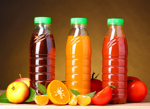 Unijna dyrektywa zabrania dodawania cukru, konserwantów i barwników do soków owocowych.