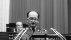 Generał Wojciech Jaruzelski, w jednej osobie pierwszy sekretarz KC PZPR, premier PRL i minister obrony PRL występuje w sejmie PRL w 1981 r.