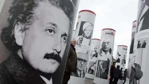 Wystawa w Berlinie. Po lewej zdjęcie Alberta Einsteina