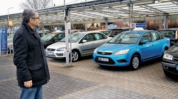 Używany samochód od dealera to jedna z najbezpieczniejszych form zakupu na rynku. Szkoda tylko, że ceny w ASO są znacznie wyższe niż na giełdzie.