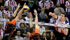 Jochen Schops atakuje po bloku Krzysztofa Gierczyńskiego i Patryka Czarnowskiego