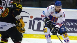 Marek Wróbel (przy krążku) ustalił wynik spotkania Polonii Bytom z 1928-KTH Krynica