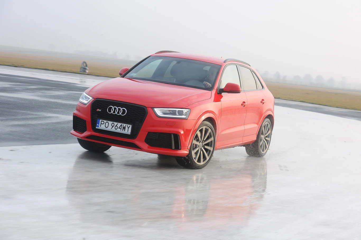 Za wstęp do świata RS Q3 Audi żąda 233 500 zł. Większe, 306-konne BMW X3 35i dostępne jest od kwoty 235 700 zł. Za wstęp do świata RS Q3 Audi żąda 233 500 zł. Większe, 306-konne BMW X3 35i dostępne jest od kwoty 235 700 zł.