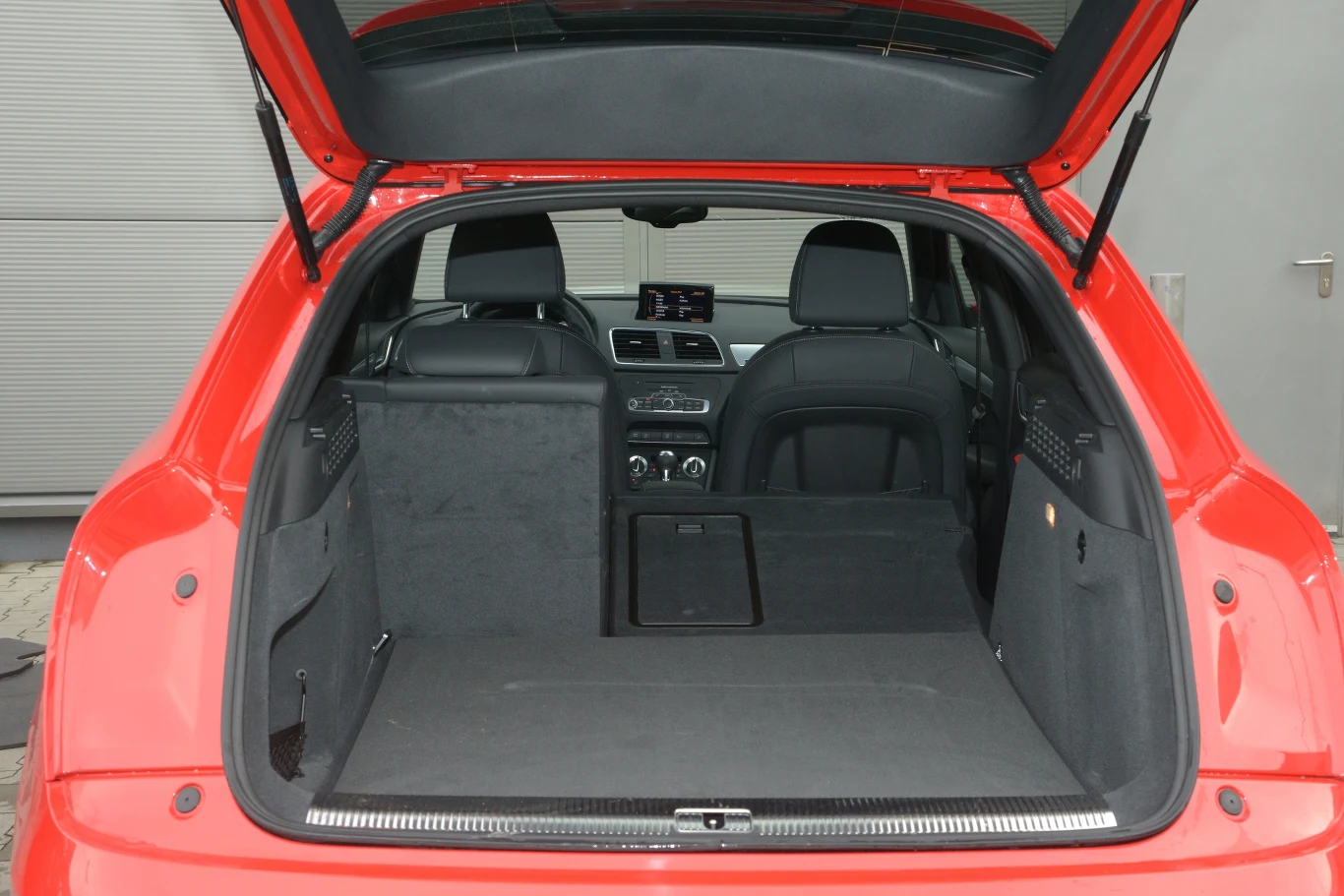 Bagażnik z seryjnym zestawem naprawczym jest dość skromny jak na SUV-a. Jego pojemność wynosi raptem 356 lub 1261 l po złożeniu oparć kanapy, dzielonych w proporcji 40:60. Za to wykończono go pierwszorzędnie. Bagażnik z seryjnym zestawem naprawczym jest dość skromny jak na SUV-a. Jego pojemność wynosi raptem 356 lub 1261 l po złożeniu oparć kanapy, dzielonych w proporcji 40:60. Za to wykończono go pierwszorzędnie.