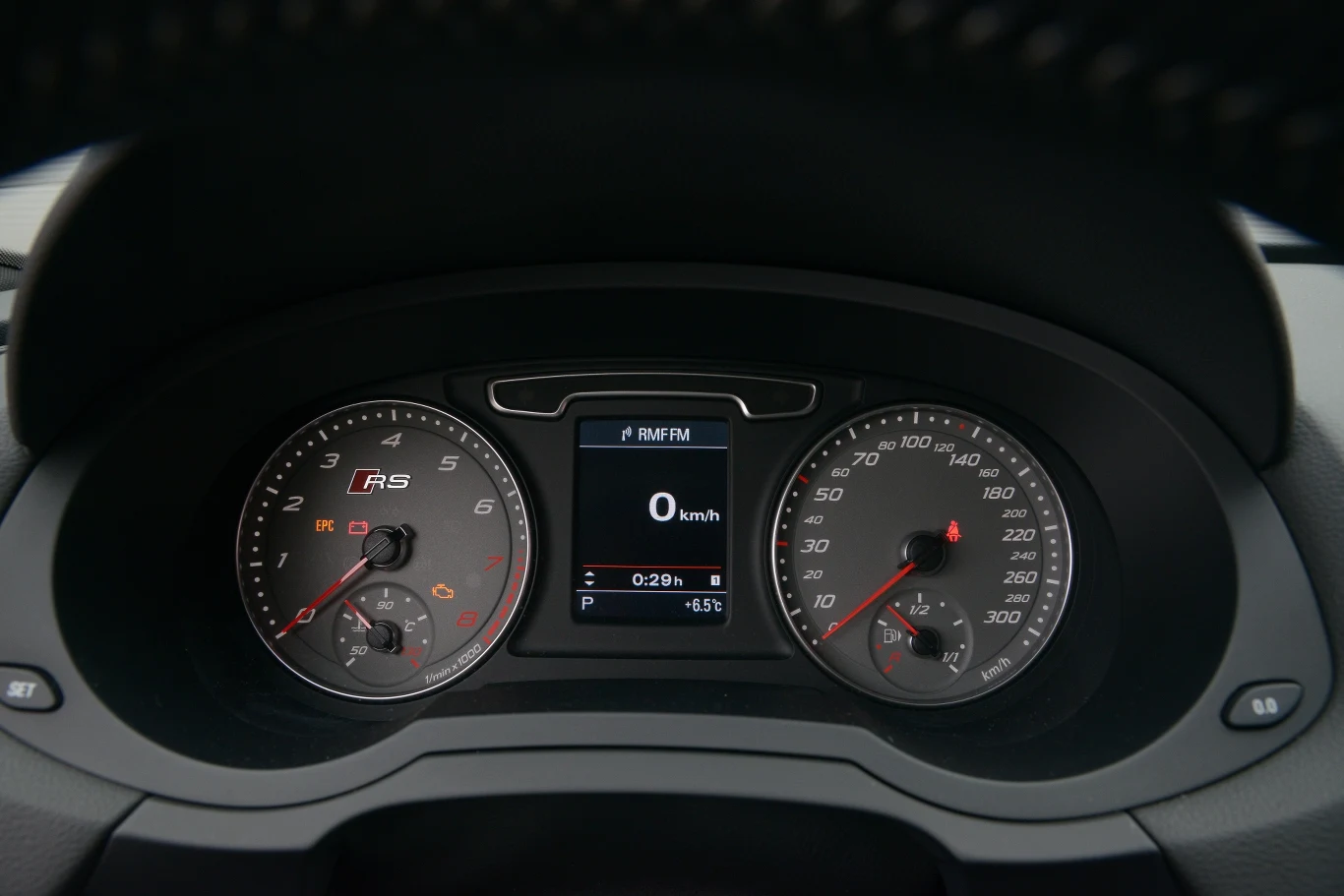 Prędkościomierz do 300 km/h to żadna przesada. Audi jest jednak elektronicznie dławione przy 250 km/h. Prędkościomierz do 300 km/h to żadna przesada. Audi jest jednak elektronicznie dławione przy 250 km/h.