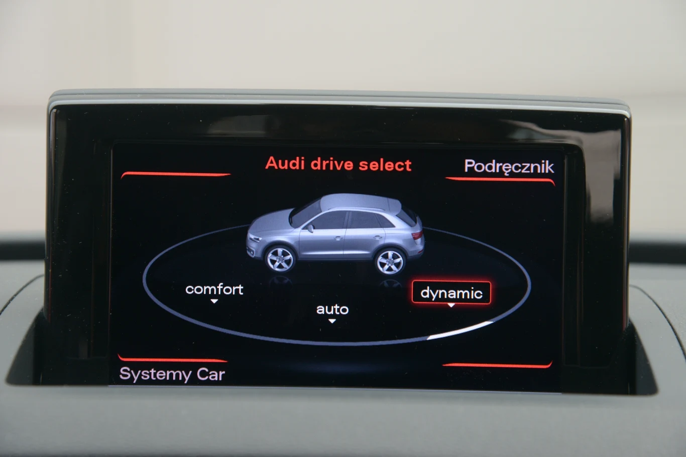 RS Q3 oferuje 3 tryby jazdy, w których zmieniają się reakcje silnika na dodanie gazu i dźwięk wydechu. RS Q3 oferuje 3 tryby jazdy, w których zmieniają się reakcje silnika na dodanie gazu i dźwięk wydechu.