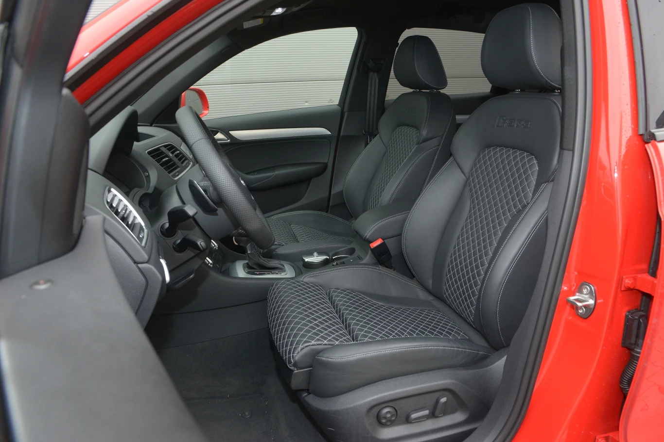 Ograniczony zakres regulacji wzdłużnej. Fotele z wysuwaną podpórką pod uda są komfortowe, nie sportowe. Ograniczony zakres regulacji wzdłużnej. Fotele z wysuwaną podpórką pod uda są komfortowe, nie sportowe.