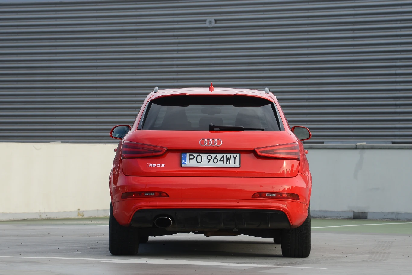 Jedynie czarna dolna część zderzaka, napis na klapie oraz ogromna owalna końcówka wydechu zdradzają ostrą wersję Q3. Jedynie czarna dolna część zderzaka, napis na klapie oraz ogromna owalna końcówka wydechu zdradzają ostrą wersję Q3.