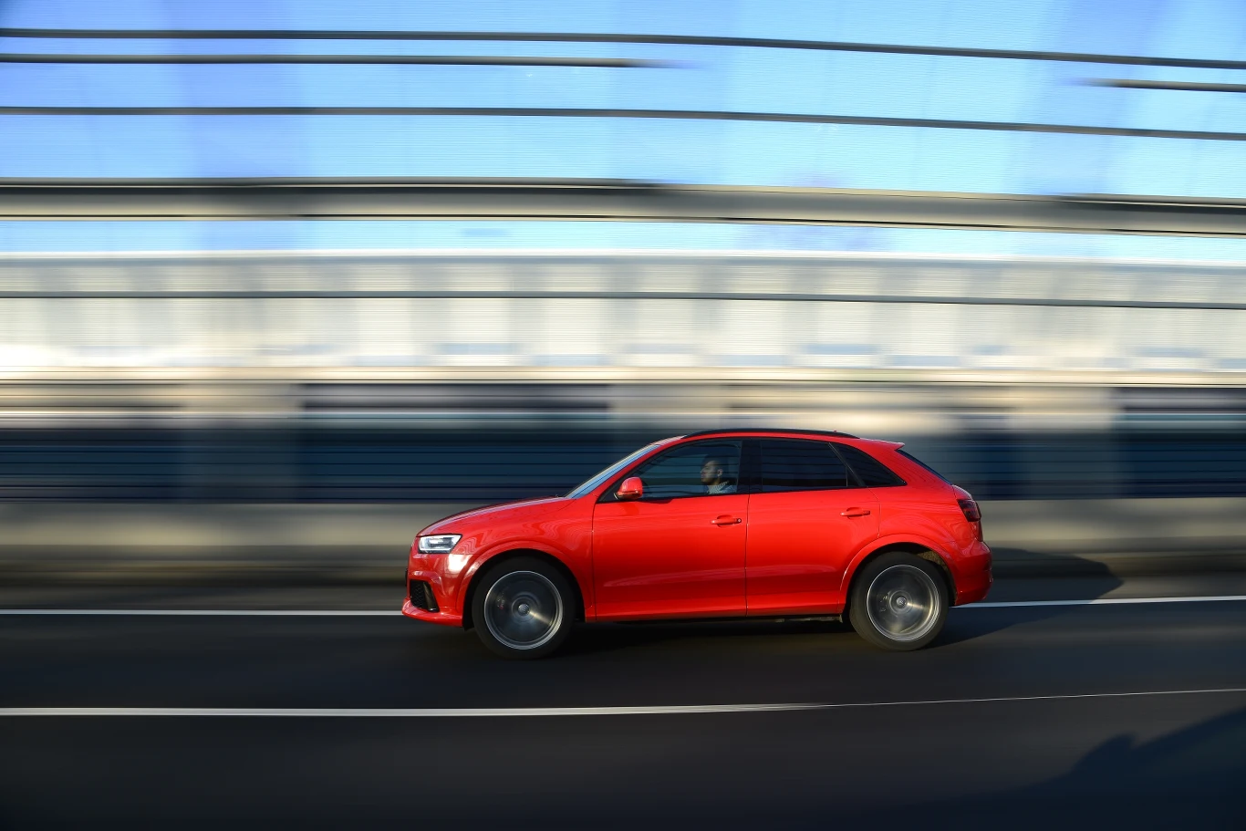 Z boku uwagę zwracają wielkie 20-calowe koła. Mimo to Audi wygląda niepozornie, jak na auto z silnikiem o mocy 310 KM. Z boku uwagę zwracają wielkie 20-calowe koła. Mimo to Audi wygląda niepozornie, jak na auto z silnikiem o mocy 310 KM.