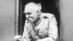 Józef Piłsudski w pociągu, w drodze do Wilna (lata 20.) 