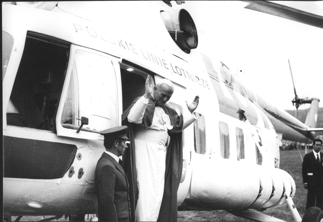 Jan Paweł II wychodzi z Mi-8
