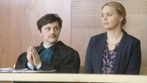 Na rozprawie Anna zostaje sama bez wsparcia przyjaciółek.  