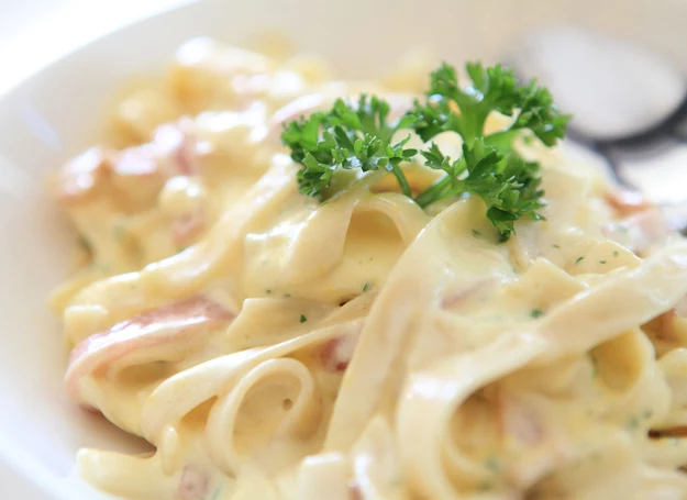 Spaghetti carbonara smakuje wyjątkowo. 