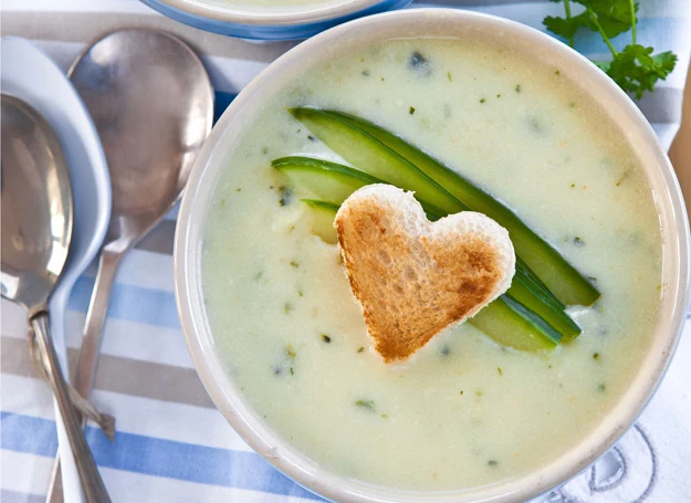 Ta zupa ogórkowa smakuje wyjątkowo. 