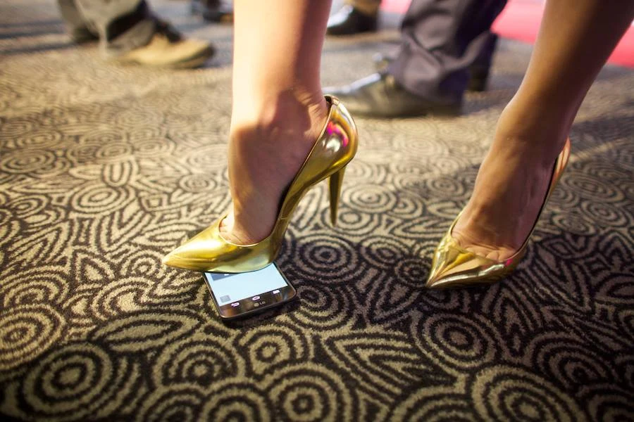 Telefon jest giętki - można to "wygiąć" Telefon jest giętki - można to "wygiąć"