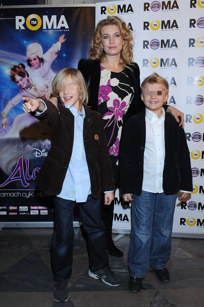 Została sama z synami Została sama z synami