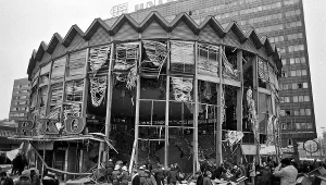 Zniszczona przez wybuch gazu rotunda PKO w Warszawie