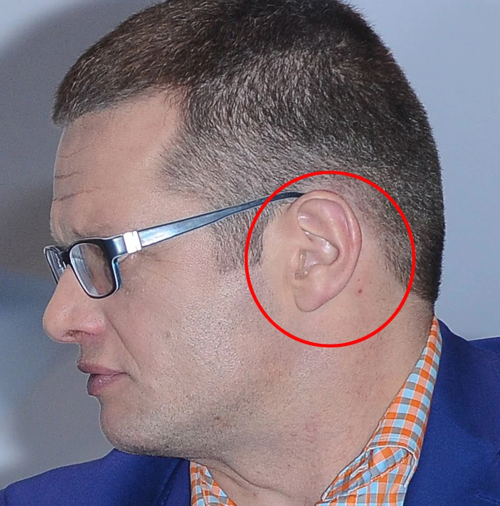 Marcin Meller z aparatem słuchowym